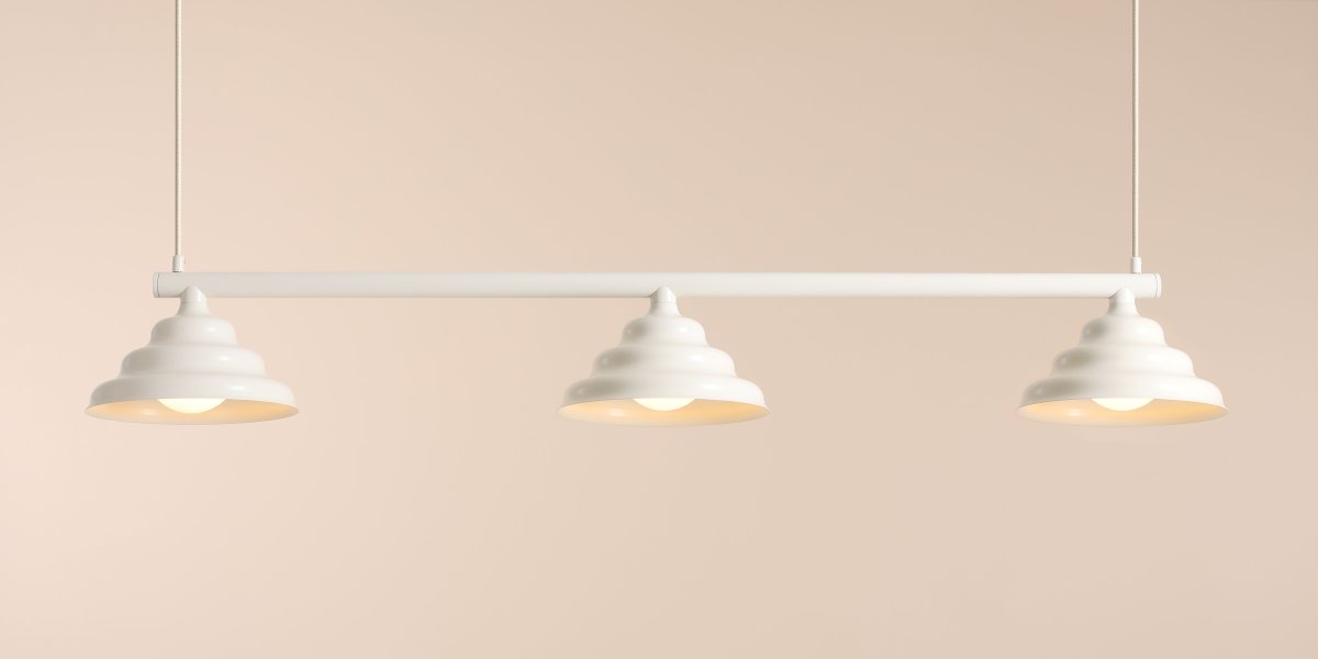 Wave 106cm Blanco cremoso Lámpas de techo De Artera - Las pantallas metálicas onduladas en blanco crema proporcionan una hermosa distribución de la luz hacia abajo y, por lo tanto, son perfectas para colgar sobre la mesa del comedor o la encimera de la cocina.