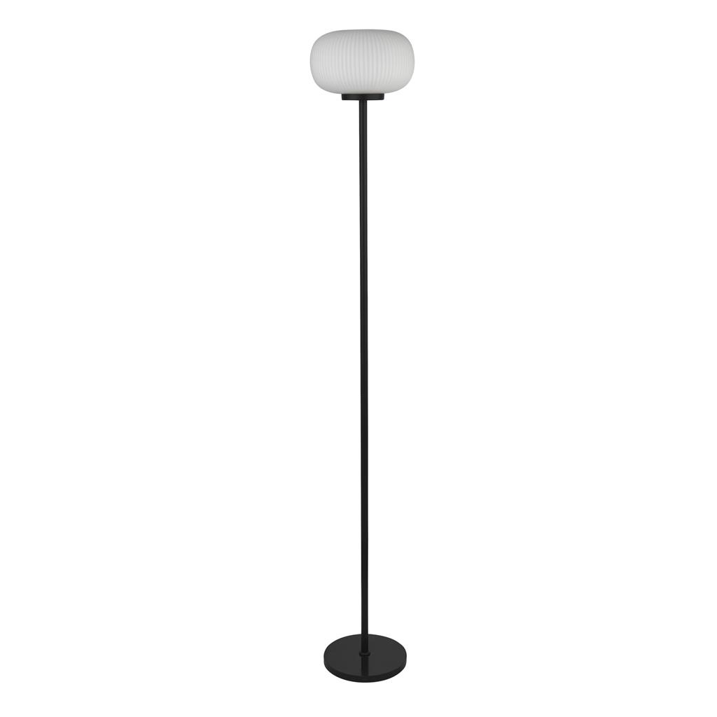 Lumina Negro lámpara de pie De Searchlight - La lámpara de pie Lumina combina un marco de metal negro mate con cristal opalino acanalado: un contraste que crea una sensación moderna y elegante.