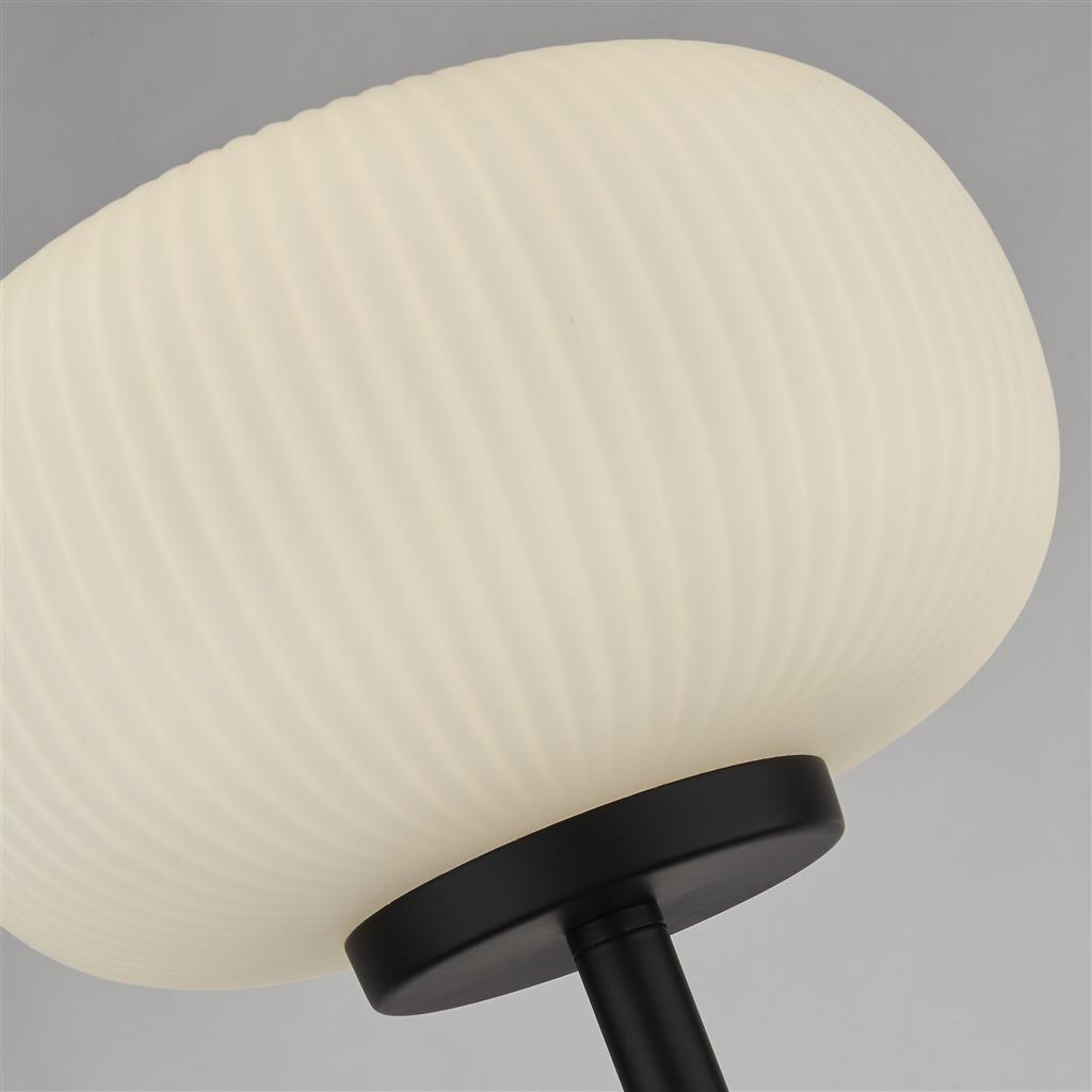 Lumina Negro lámpara de pie De Searchlight - La lámpara de pie Lumina combina un marco de metal negro mate con cristal opalino acanalado: un contraste que crea una sensación moderna y elegante.