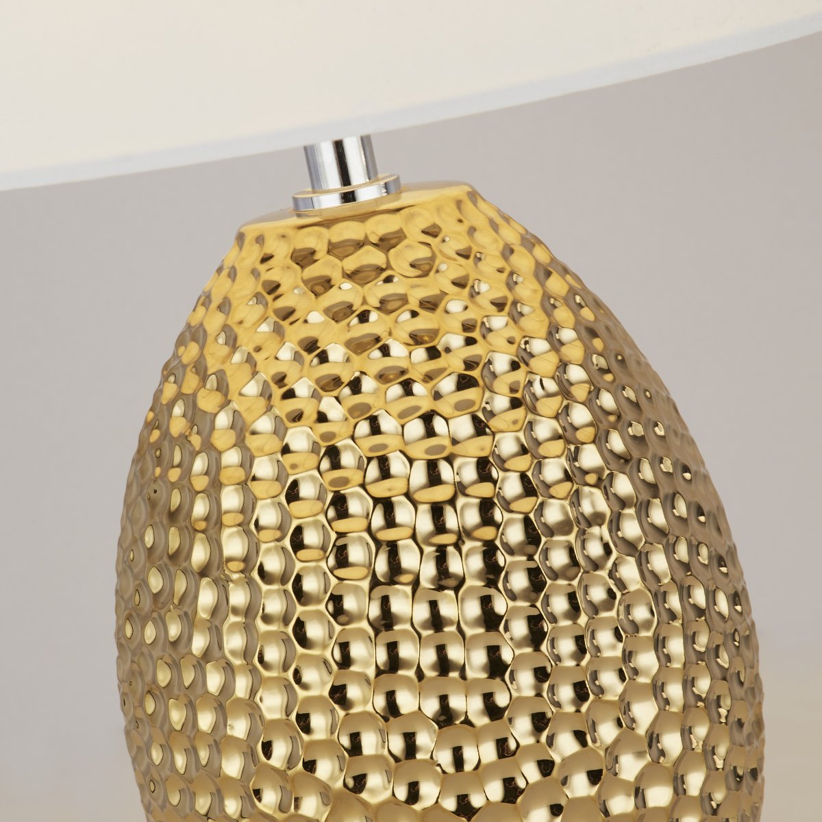 Nadine 30cm Oro lámpara de mesa De Searchlight - Su base de cerámica texturizada de color dorado deja una impresión fuerte, mientras que la pantalla de tela de color crema neutro combina perfectamente con cualquier estilo interior.
