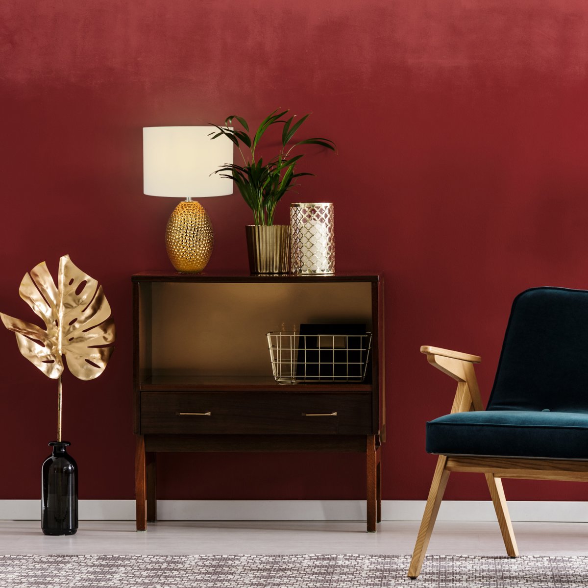 Nadine 30cm Oro lámpara de mesa De Searchlight - Su base de cerámica texturizada de color dorado deja una impresión fuerte, mientras que la pantalla de tela de color crema neutro combina perfectamente con cualquier estilo interior.