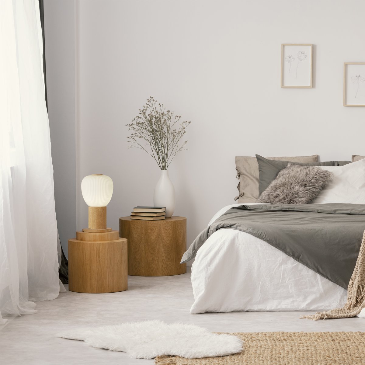 Ella 25cm Madera lámpara de mesa De Searchlight - Su pantalla de cristal blanco opalino acanalado emite una luz suave y agradable, mientras que su hermosa base de madera de haya crea un ambiente cálido y acogedor.