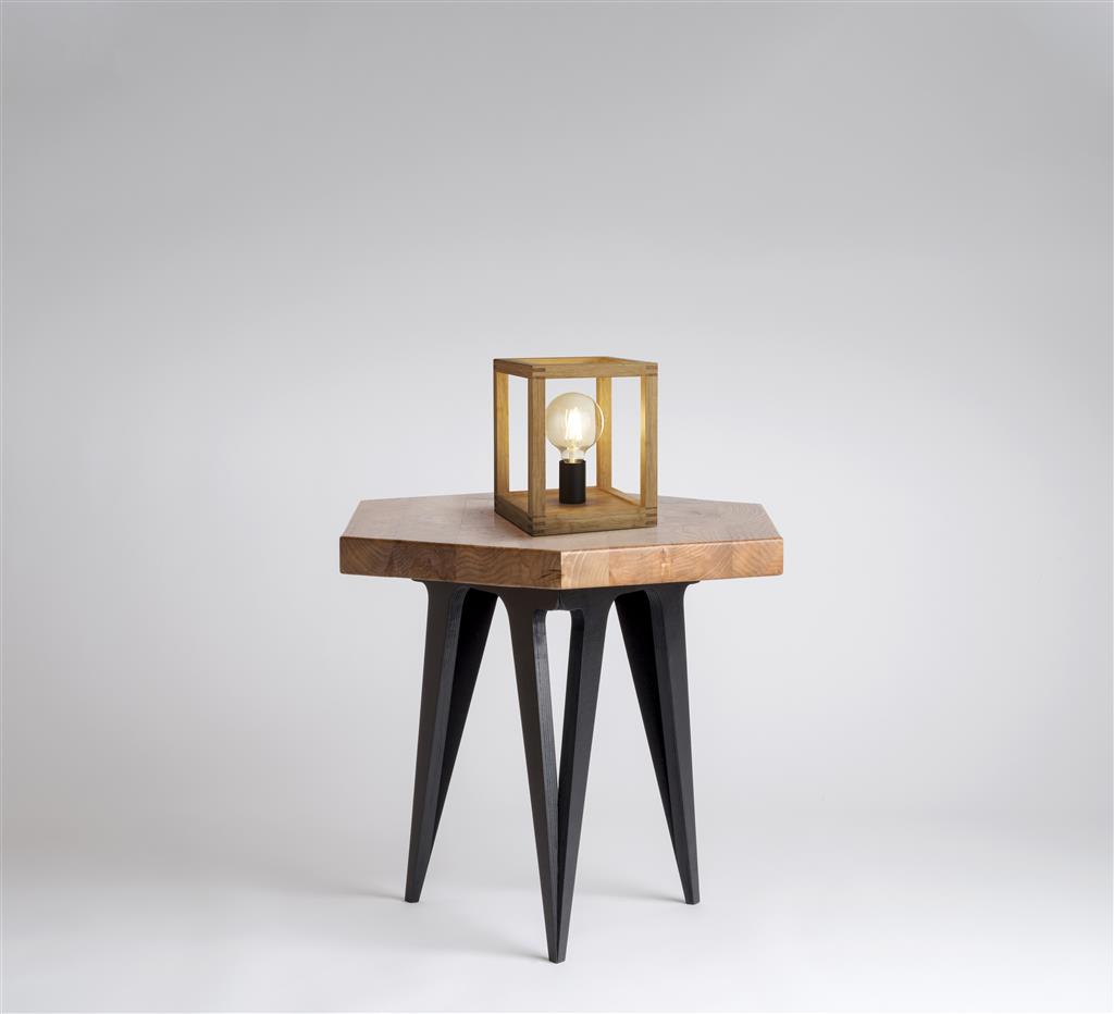 Square 25cm Madera lámpara de mesa De Searchlight - Con su elegante marco de madera, crea un ambiente cálido y rústico, ya sea que lo coloques en la sala de estar, en tu escritorio o en tu mesita de noche en el dormitorio.