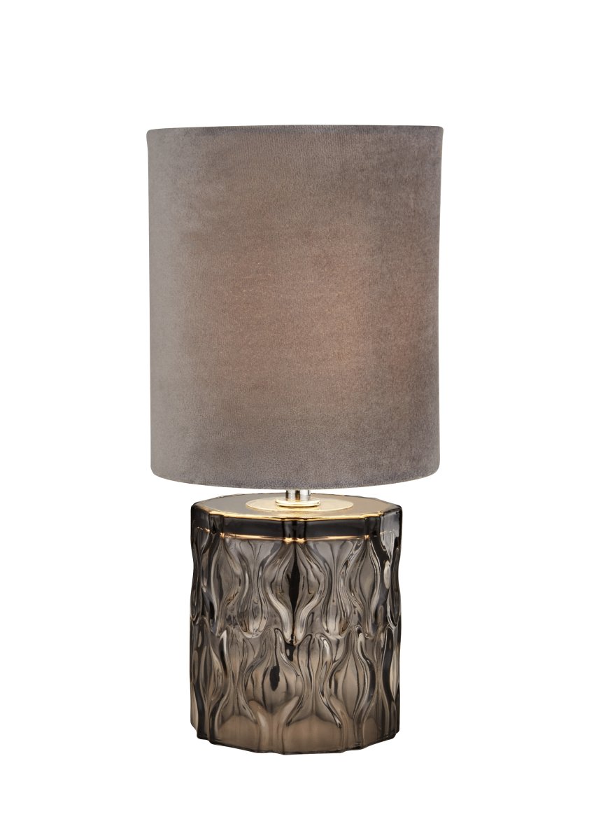 Imagen ampliada de Julia 20cm Color humo lámpara de mesa De Searchlight - Esta l&aacute;mpara de mesa irradia lujo con su sofisticada combinaci&oacute;n de una base de vidrio texturizado y una pantalla de terciopelo suave.