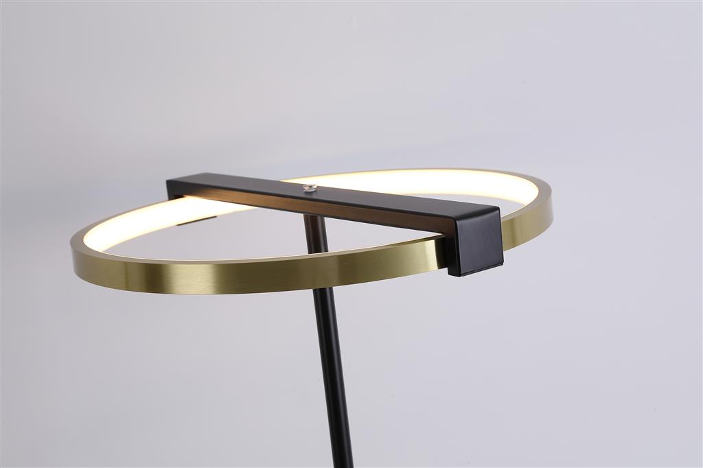 Aerial Latón/negro lámpara de pie De Searchlight - Aerial es una elegante y moderna l&aacute;mpara de pie con elegantes contrastes en lat&oacute;n satinado y metal negro.