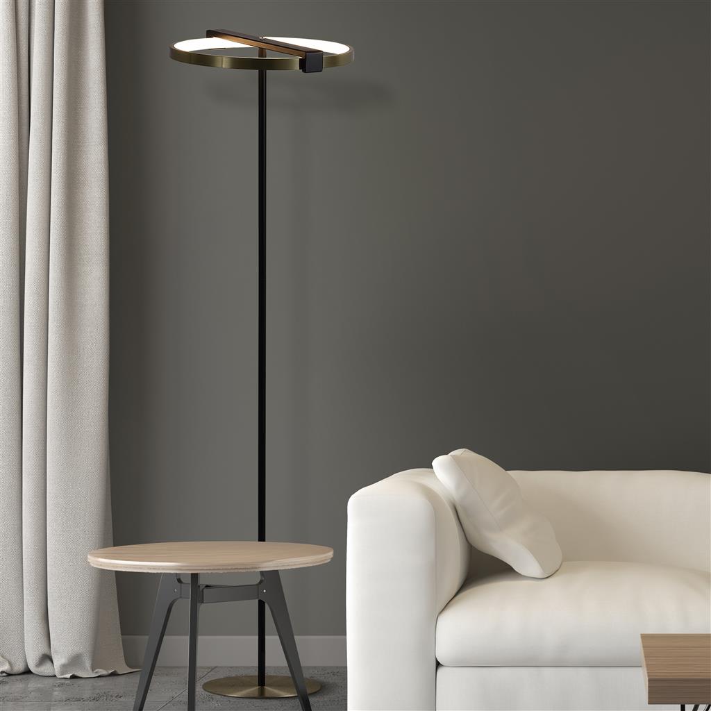 Aerial Latón/negro lámpara de pie De Searchlight - Aerial es una elegante y moderna l&aacute;mpara de pie con elegantes contrastes en lat&oacute;n satinado y metal negro.