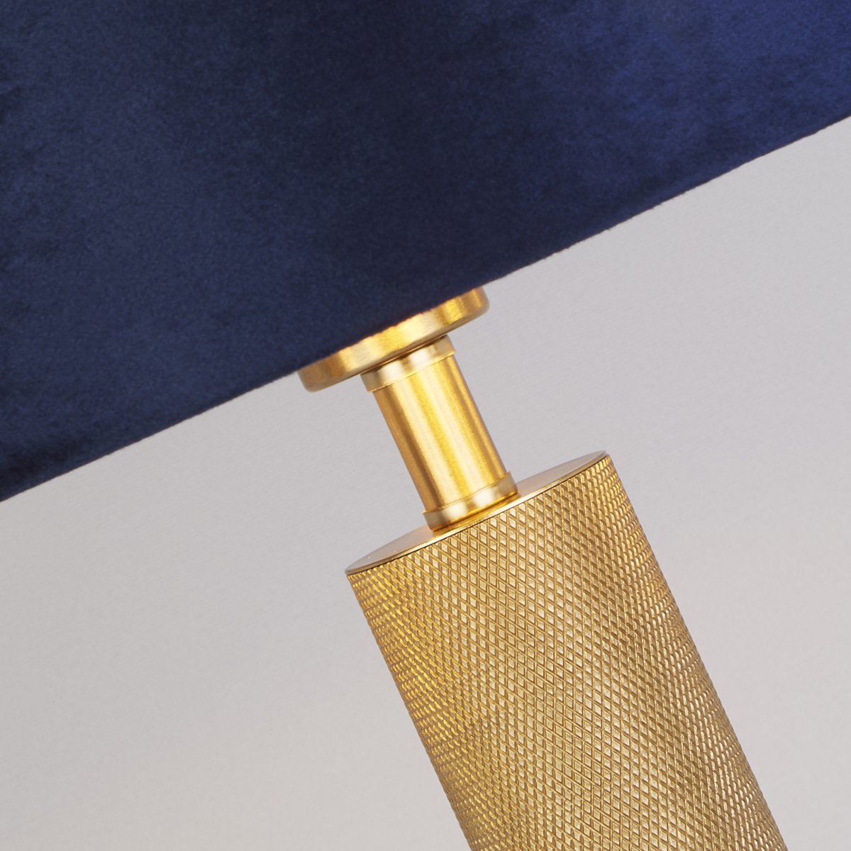 London 63cm Azul oscuro lámpara de mesa De Searchlight - El dise&ntilde;o moderno y elegante de la l&aacute;mpara la convierte en el complemento perfecto para quienes buscan un detalle llamativo pero discreto en su interior.