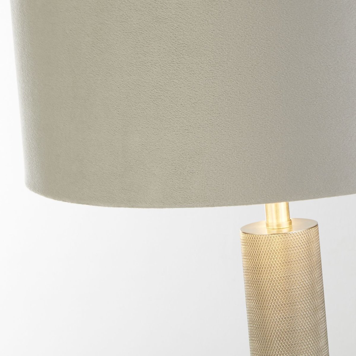 London 63cm Gris lámpara de mesa De Searchlight - El exclusivo &aacute;ngulo de inclinaci&oacute;n de 6 grados de la l&aacute;mpara le permite ajustar f&aacute;cilmente la direcci&oacute;n de la luz para crear la atm&oacute;sfera perfecta.