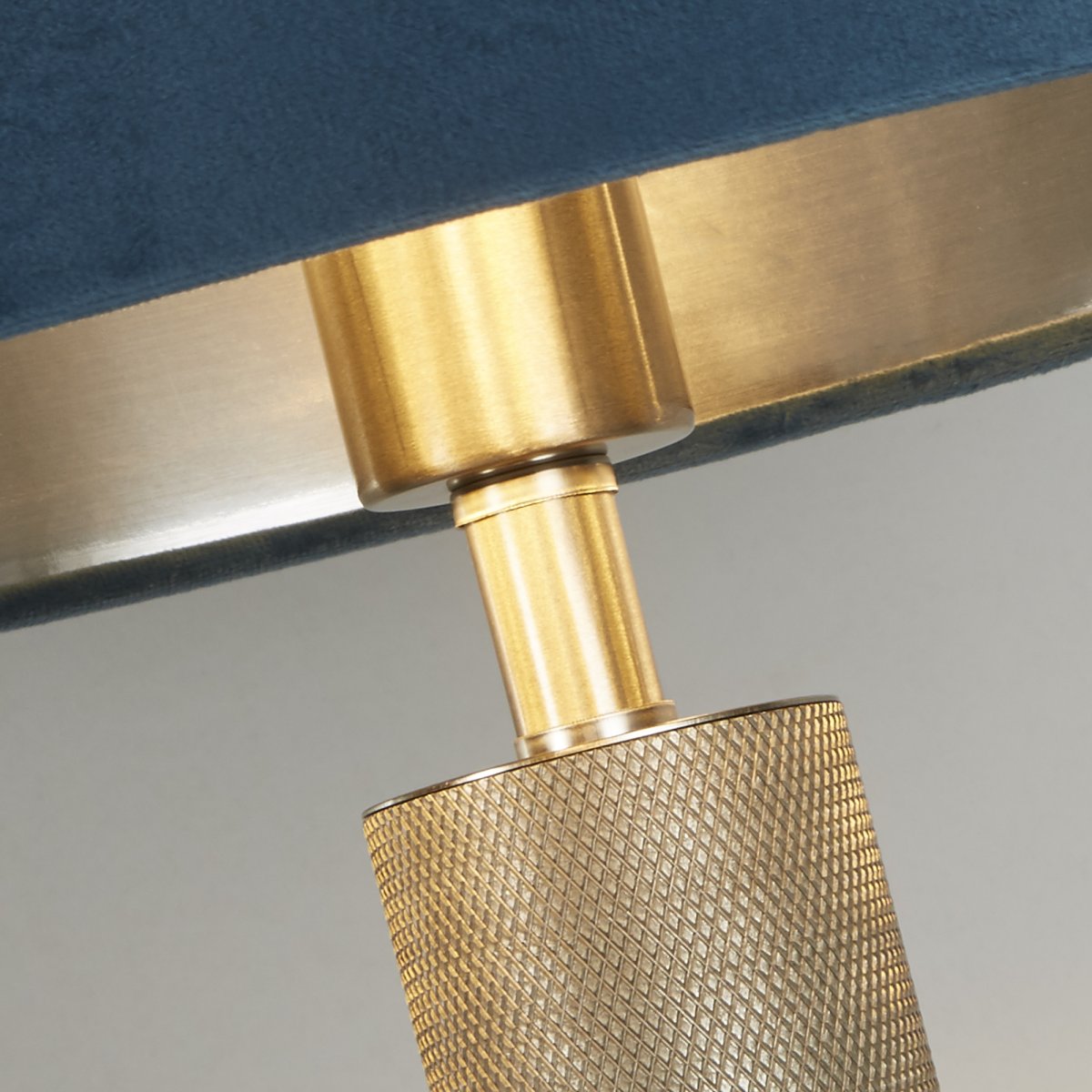 London 63cm Azul-verde lámpara de mesa De Searchlight - El dise&ntilde;o moderno y elegante de la l&aacute;mpara la convierte en el complemento perfecto para quienes buscan un detalle llamativo pero discreto en su interior.