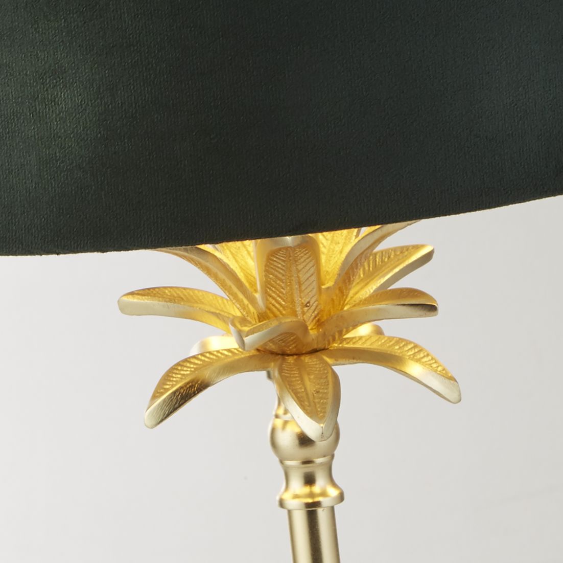 Palm 45cm Verde lámpara de mesa De Searchlight - La lámpara de mesa presenta una base de latón satinado en forma de palmera, coronada por una lujosa pantalla de terciopelo verde oscuro con un interior dorado, que agrega una sensación de elegancia y sofisticación a la habitación.
