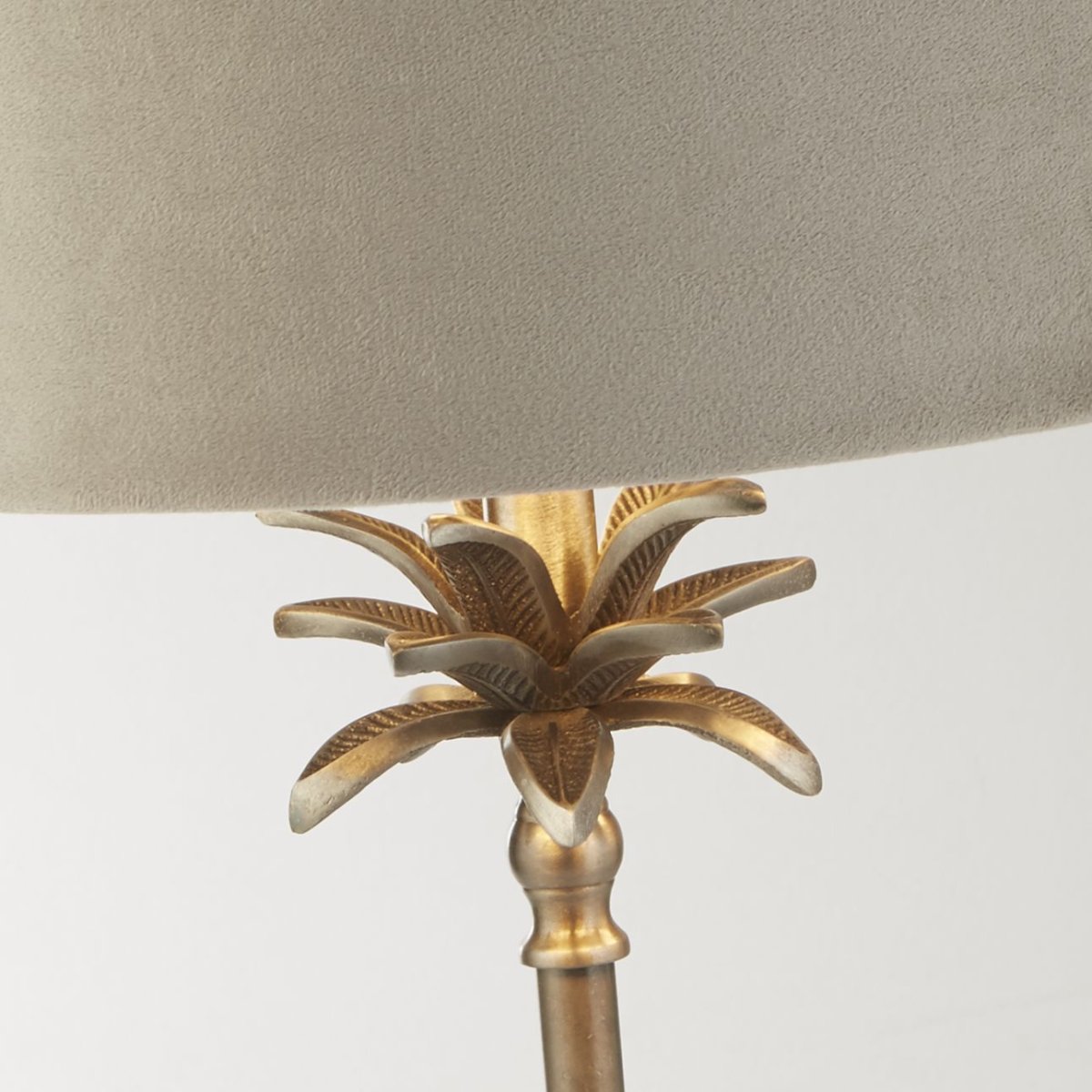 Palm 45cm Gris pardo lámpara de mesa De Searchlight - Con un ángulo de inclinación ajustable de 6 grados, la lámpara ofrece la flexibilidad de dirigir la luz y crear la atmósfera perfecta, así como enfocar la iluminación donde más la necesita.