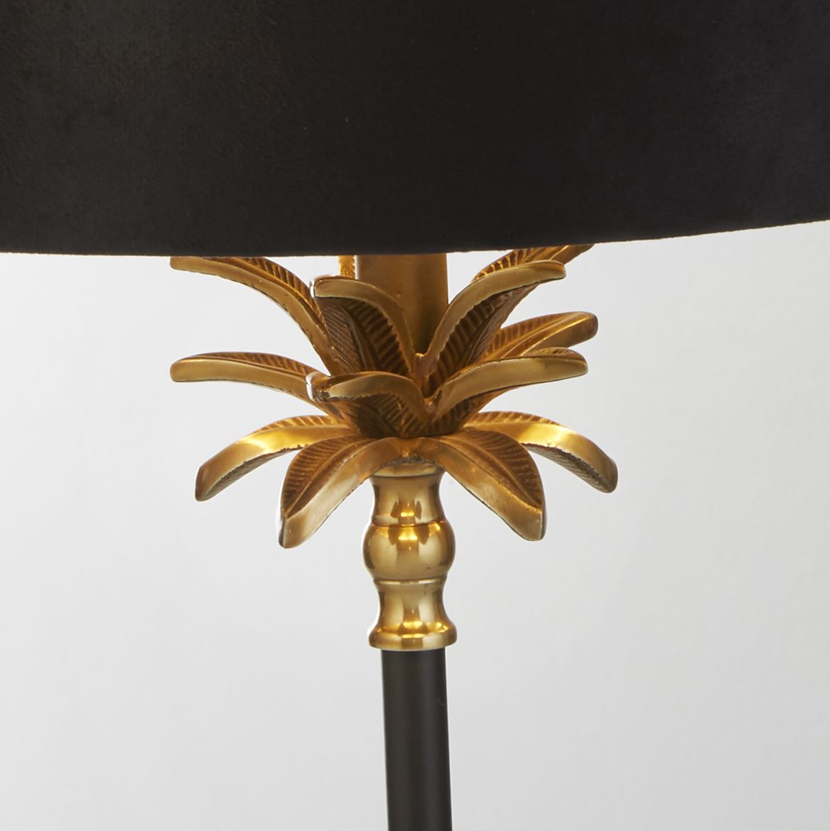 Palm 45cm Negro lámpara de mesa De Searchlight - Fabricada con materiales de alta calidad, cuenta con una base de latón antiguo y negro mate en forma de palmera, rematada con una lujosa pantalla de terciopelo negro con un interior de color dorado.