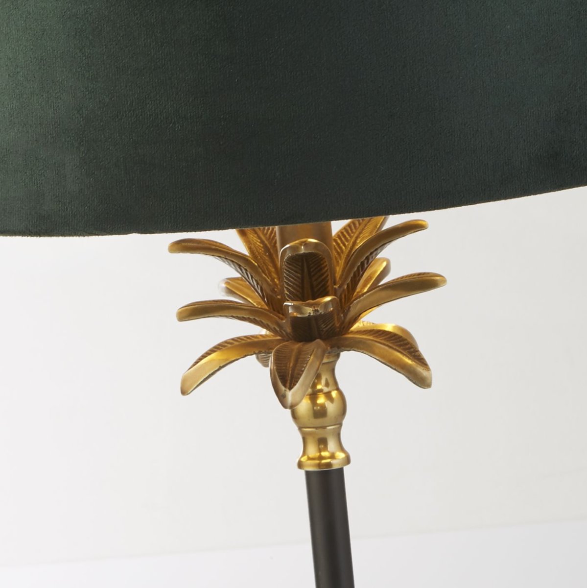 Palm 45cm Verde lámpara de mesa De Searchlight - Fabricada con materiales de alta calidad, cuenta con una base de latón antiguo y negro mate en forma de palmera, rematada con una lujosa pantalla de terciopelo verde oscuro con un interior de color dorado.