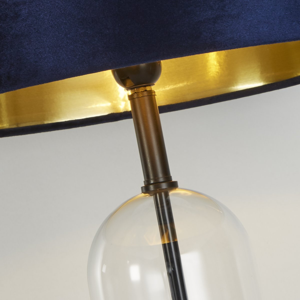 Oxford 44cm Azul lámpara de mesa De Searchlight - Con una altura total de 70 cm y un ángulo de inclinación ajustable de 6 grados, la lámpara irradia elegancia y delicadeza.