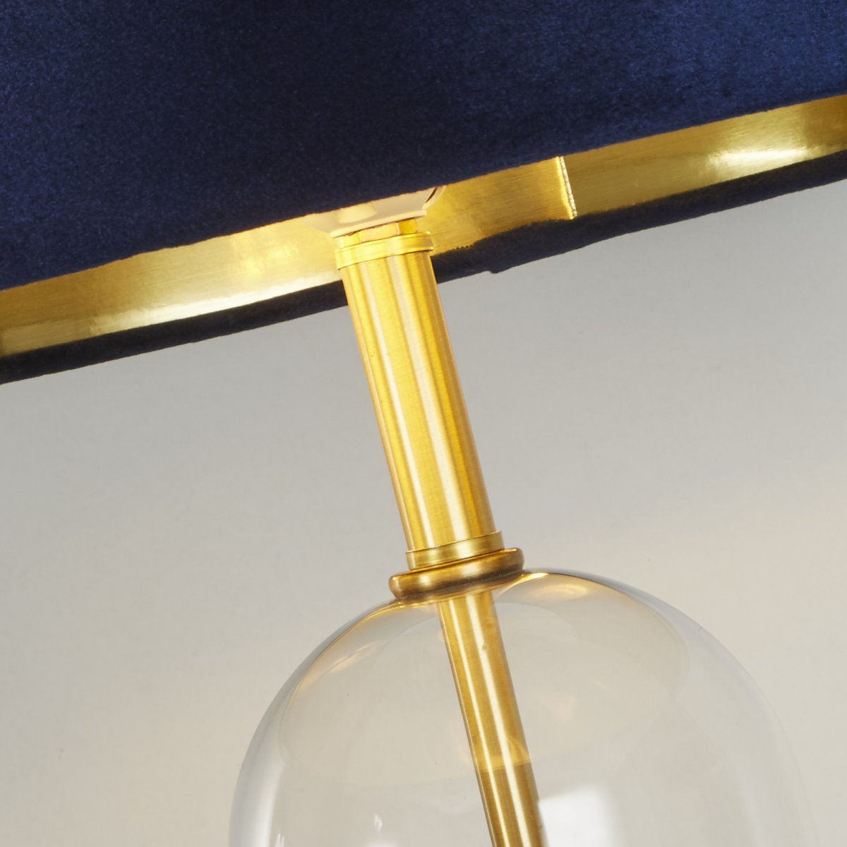 Oxford 44cm Azul lámpara de mesa De Searchlight - La lujosa pantalla de terciopelo azul marino con interior dorado le da a la l&aacute;mpara un toque elegante y con estilo, perfecto para el dormitorio o la sala de estar.