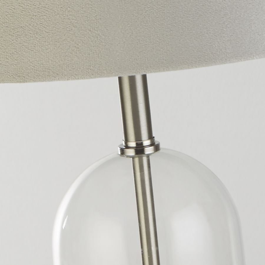 Oxford 44cm Gris lámpara de mesa De Searchlight - El acabado en n&iacute;quel satinado a&ntilde;ade un encanto atemporal, mientras que la llamativa pantalla de terciopelo gris con interior plateado a&ntilde;ade elegancia.
