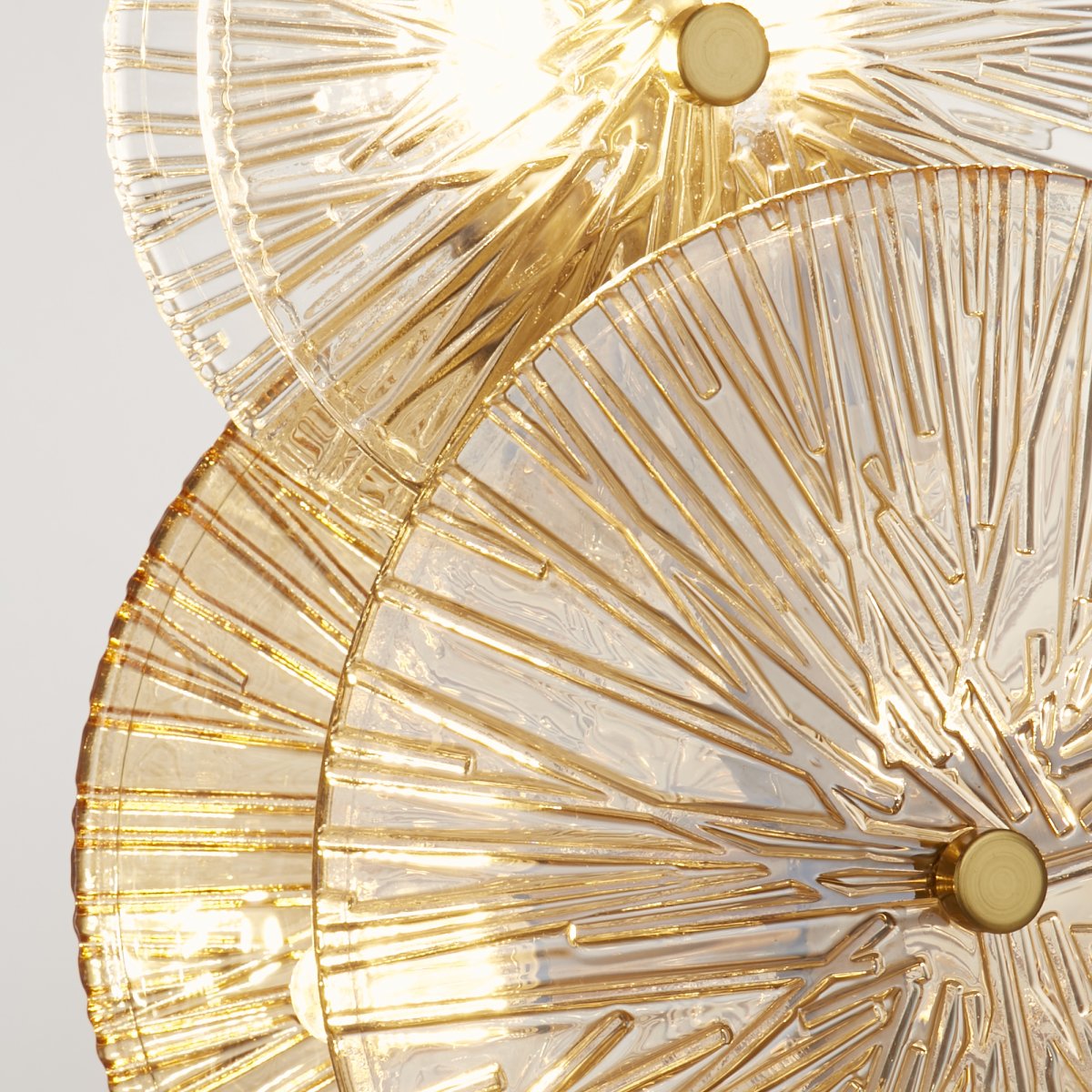 Wagon Wheel 66cm Bronce lámpara de mesa De Searchlight - El efecto destrozado de la lámpara de cristal transparente y ámbar difunde una luz mágica por toda la estancia y crea hermosas sombras que aportan profundidad y atmósfera.
