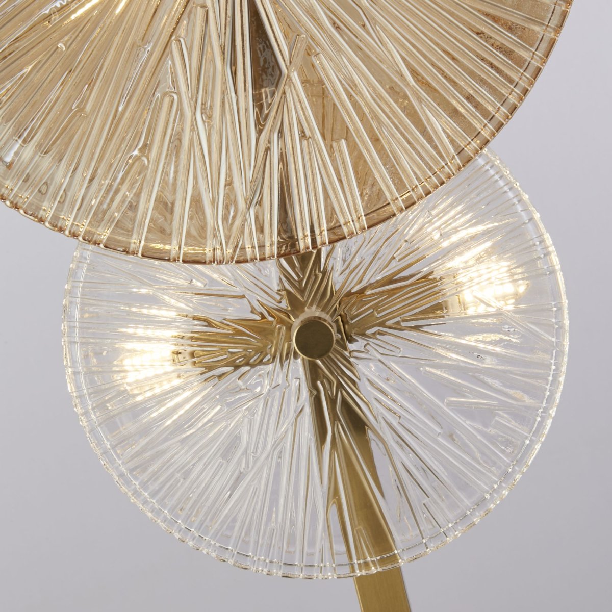 Wagon Wheel Bronce lámpara de pie De Searchlight - El efecto destrozado de la lámpara de cristal transparente y ámbar difunde una luz mágica por toda la estancia y crea hermosas sombras que aportan profundidad y atmósfera.