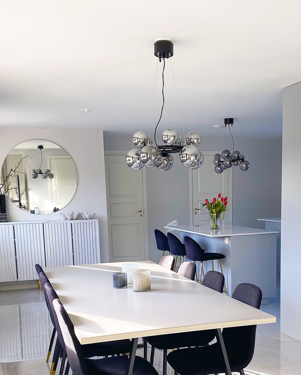 Molekyl Ø50 Gris humo Lámpas de techo De Aneta Lighting - Su dise&ntilde;o moderno y &uacute;nico combinado con materiales de alta calidad la convierte en la opci&oacute;n ideal para las personas que se preocupan por el dise&ntilde;o: una l&aacute;mpara que mejora el estado de &aacute;nimo y marca un estilo.