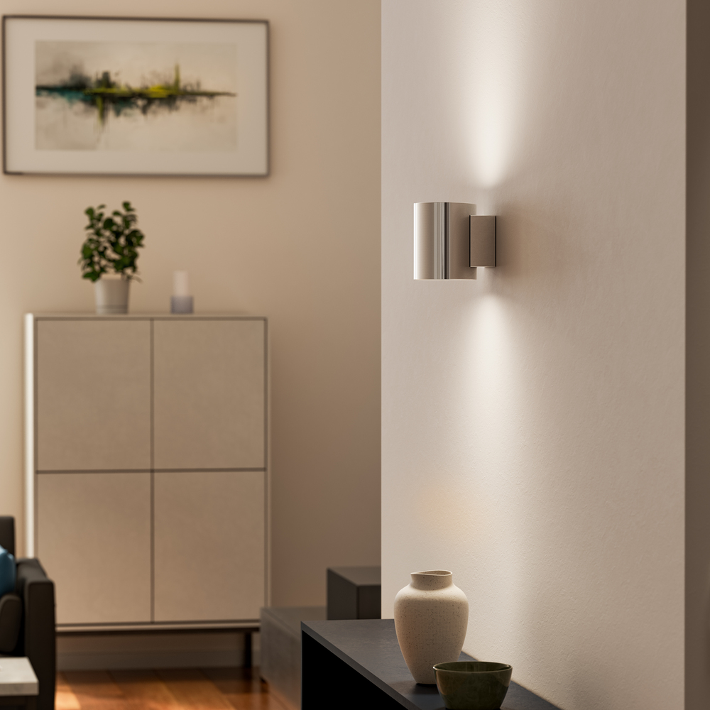 Evoke S Cromo lámpara de pared De Herstal - Den smarta konstruktionen med b&aring;de upp- och nerljus g&ouml;r den till ett utm&auml;rkt val f&ouml;r att belysa din hall, vardagsrum eller sovrum p&aring; ett subtilt men effektfullt s&auml;tt.