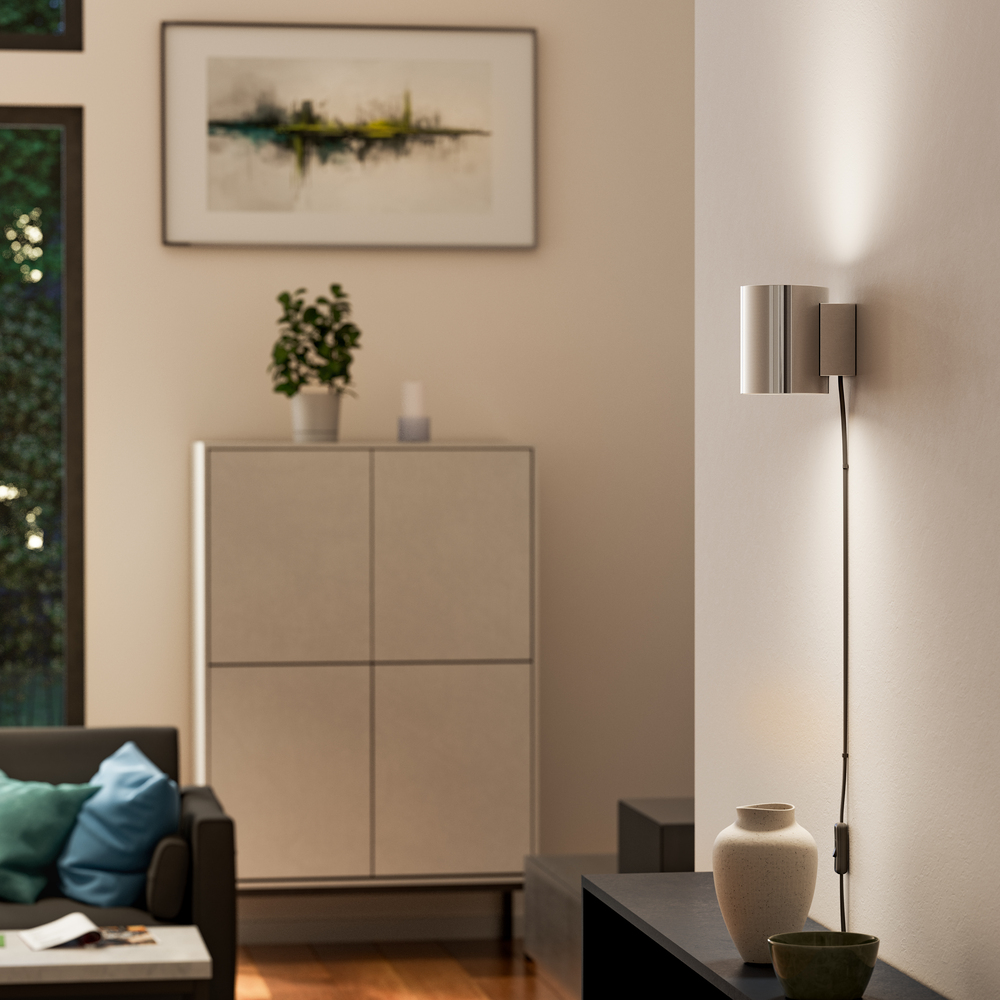 Evoke S Cromo lámpara de pared De Herstal - Den smarta konstruktionen med b&aring;de upp- och nerljus g&ouml;r den till ett utm&auml;rkt val f&ouml;r att belysa din hall, vardagsrum eller sovrum p&aring; ett subtilt men effektfullt s&auml;tt.