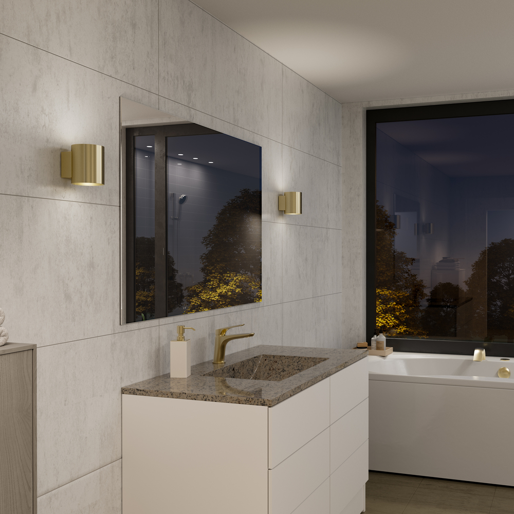 Evoke S Latón satinado lámpara de pared De Herstal - Den smarta konstruktionen med b&aring;de upp- och nerljus g&ouml;r den till ett utm&auml;rkt val f&ouml;r att belysa din hall, vardagsrum eller sovrum p&aring; ett subtilt men effektfullt s&auml;tt.