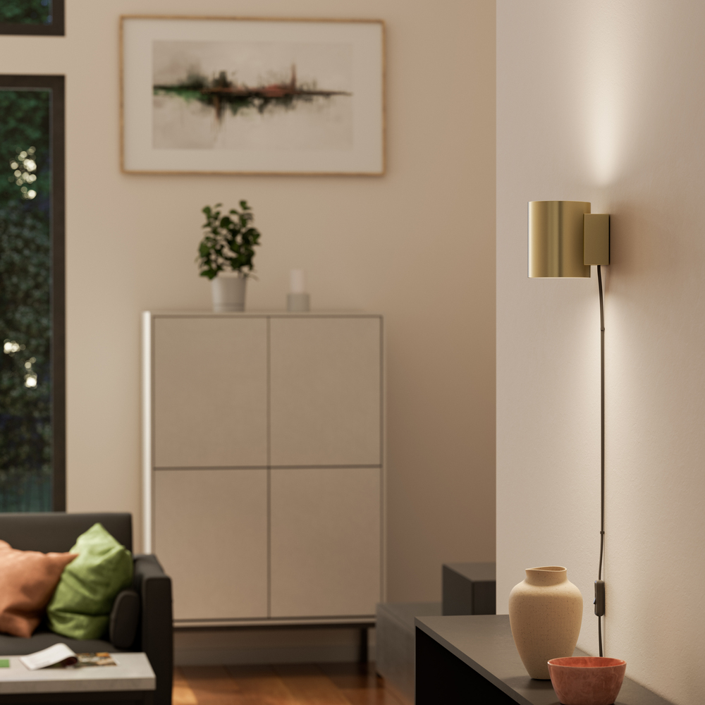 Evoke S Latón satinado lámpara de pared De Herstal - Den smarta konstruktionen med b&aring;de upp- och nerljus g&ouml;r den till ett utm&auml;rkt val f&ouml;r att belysa din hall, vardagsrum eller sovrum p&aring; ett subtilt men effektfullt s&auml;tt.