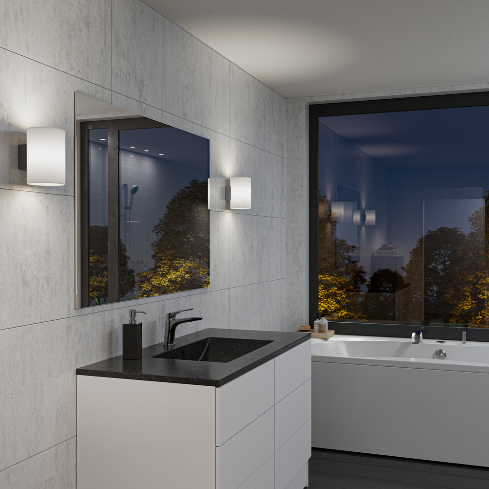 Evoke L Antracita/ópalo lámpara de pared De Herstal - Den smarta konstruktionen med b&aring;de upp- och nerljus g&ouml;r den till ett utm&auml;rkt val f&ouml;r att belysa din hall, vardagsrum eller sovrum p&aring; ett subtilt men effektfullt s&auml;tt.