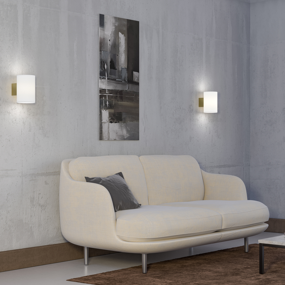 Evoke L Latón satinado/ópalo lámpara de pared De Herstal - Den smarta konstruktionen med b&aring;de upp- och nerljus g&ouml;r den till ett utm&auml;rkt val f&ouml;r att belysa din hall, vardagsrum eller sovrum p&aring; ett subtilt men effektfullt s&auml;tt.