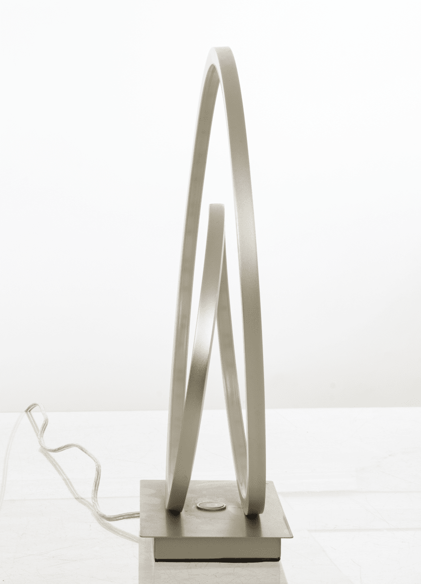Loop 37cm Acero lámpara de mesa De Aneta Lighting - LED integrado de 14 W, regulable mediante un regulador de 3 pasos en la base de la lámpara.