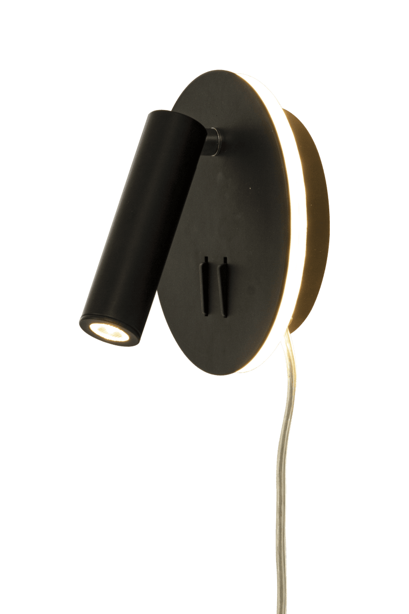 Ace Negro lámpara de lectura De Aneta Lighting - La l&aacute;mpara tiene una luz de lectura con cabezal orientable as&iacute; como una iluminaci&oacute;n indirecta que ilumina la pared alrededor de la l&aacute;mpara.