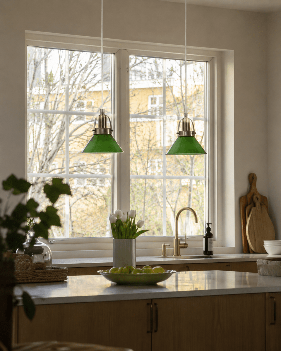 Mäster Ø15 Latón antiguo/verde lámpara de ventana De Lampan - La l&aacute;mpara de ventana M&auml;ster es una l&aacute;mpara atemporal y elegante que se integra a la perfecci&oacute;n tanto en hogares cl&aacute;sicos como modernos.