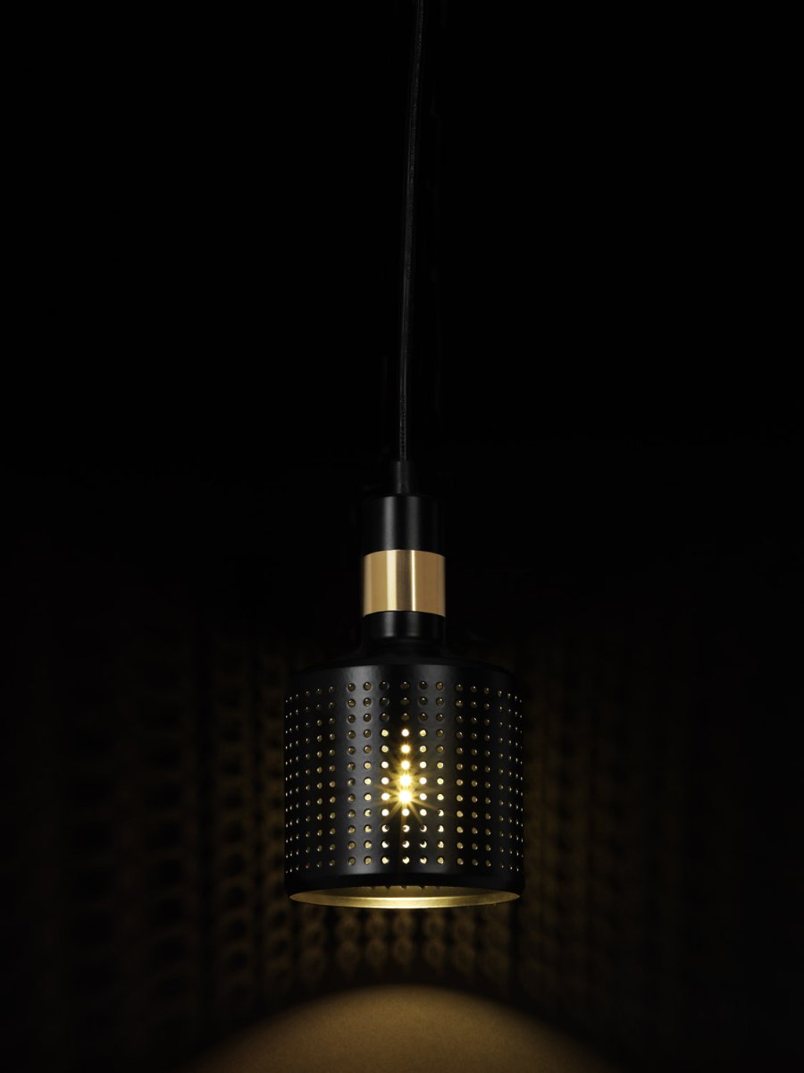 Stanza Ø12 Negro lámpara de ventana De Cottex - La lámpara de ventana metálica Stanza es una solución de iluminación moderna y elegante que crea un hermoso juego de luz gracias a su diseño perforado.