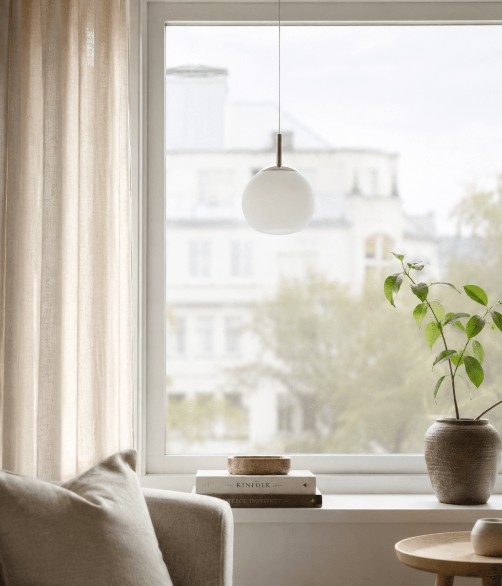 Globi Ø15 Cromo/blanco lámpara de ventana De Nordic Lighting - La l&aacute;mpara de ventana Globi es una l&aacute;mpara elegante y moderna que crea un ambiente c&aacute;lido y acogedor en cualquier habitaci&oacute;n.