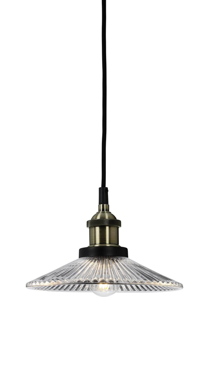 Cobble Ø22 Transparente lámpara de ventana De Cottex - Los detalles de latón crean un elegante contraste con el metal negro y hacen de esta lámpara colgante la elección perfecta para la cocina o el comedor.