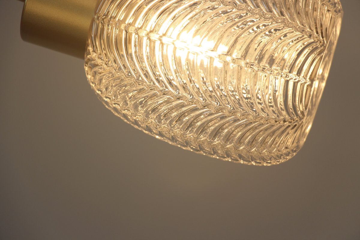 Tabaco Ø14 Transparente/dorado lámpara de ventana De Lampan - Su pantalla de cristal transparente presenta un hermoso patr&oacute;n que crea un juego de luces vibrante y cautivador.