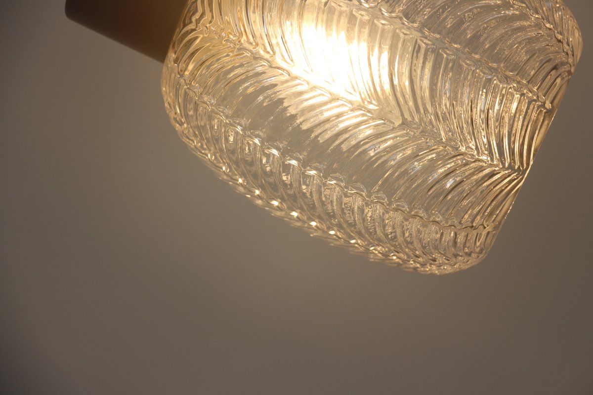 Tabaco Ø14 Transparente/negro lámpara de ventana De Lampan - La pantalla de metal negro le confiere un aspecto elegante, mientras que la pantalla de cristal transparente con su dise&ntilde;o decorativo crea un juego de luces vibrante y llamativo.