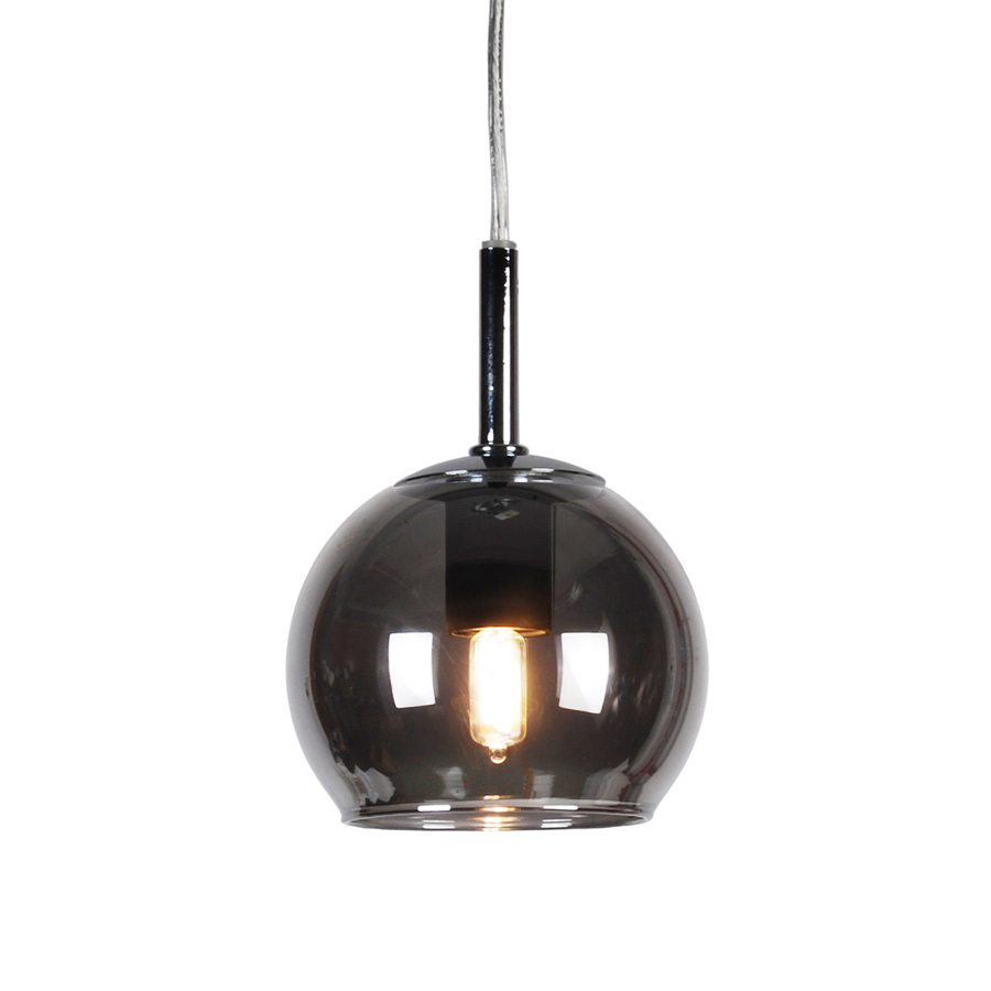 Mini Capella Ø10 Cromo lámpara de ventana De Lampan - Mini Capella emite una luz suave y agradable que crea un ambiente acogedor, y la pantalla de vidrio ahumado le da a la lámpara un aspecto moderno y único.