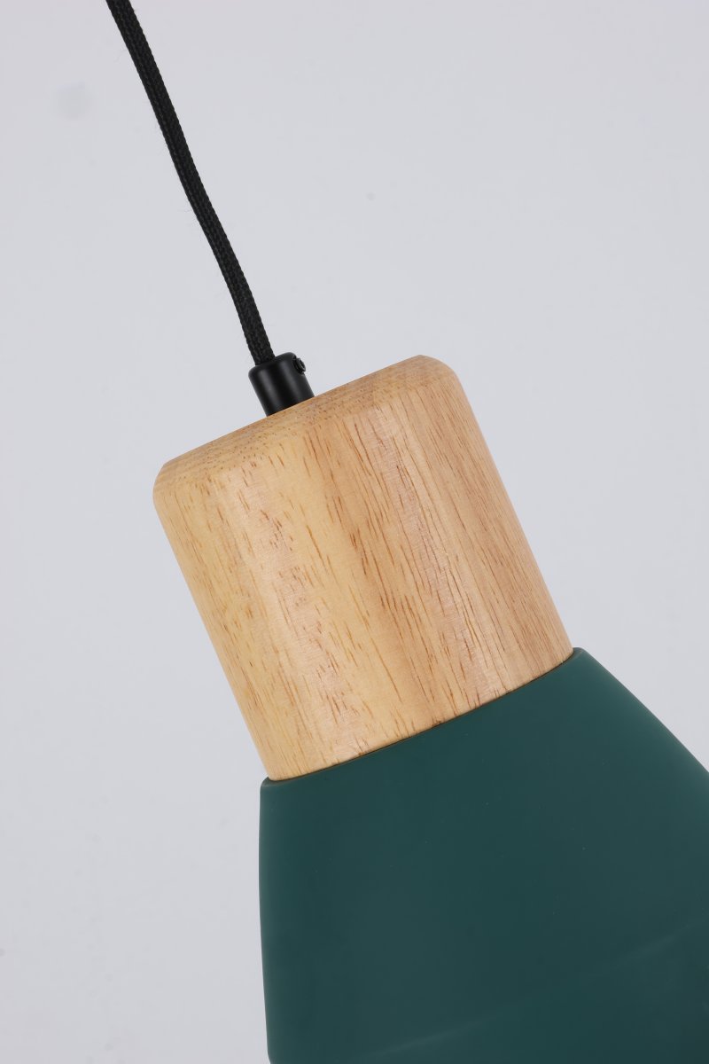 Pepe Ø13 Verde lámpara de ventana De Nordic Lighting - La combinaci&oacute;n de madera y hormig&oacute;n le confiere un aspecto robusto a la vez que c&aacute;lido, mientras que el verde oscuro mate le aporta un toque sereno y actual.