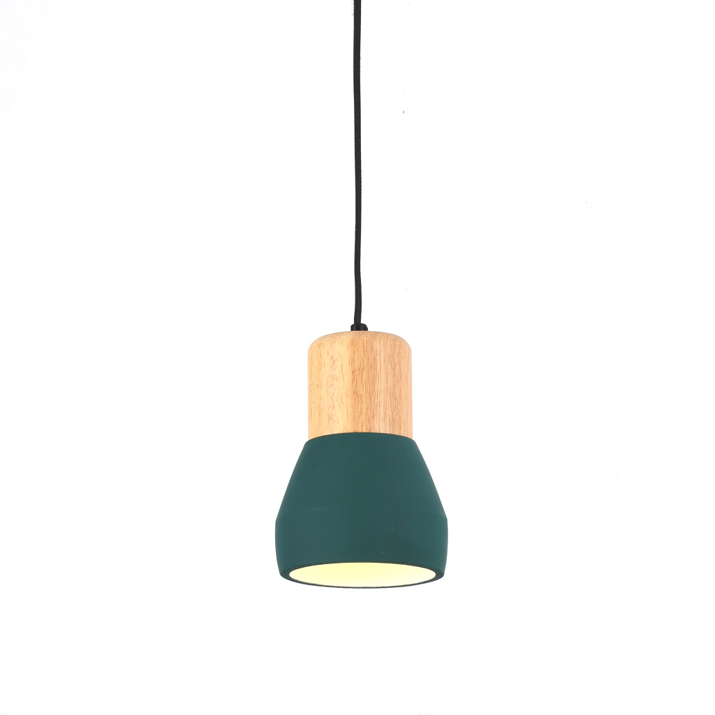 Pepe Ø13 Verde lámpara de ventana De Nordic Lighting - La combinaci&oacute;n de madera y hormig&oacute;n le confiere un aspecto robusto a la vez que c&aacute;lido, mientras que el verde oscuro mate le aporta un toque sereno y actual.