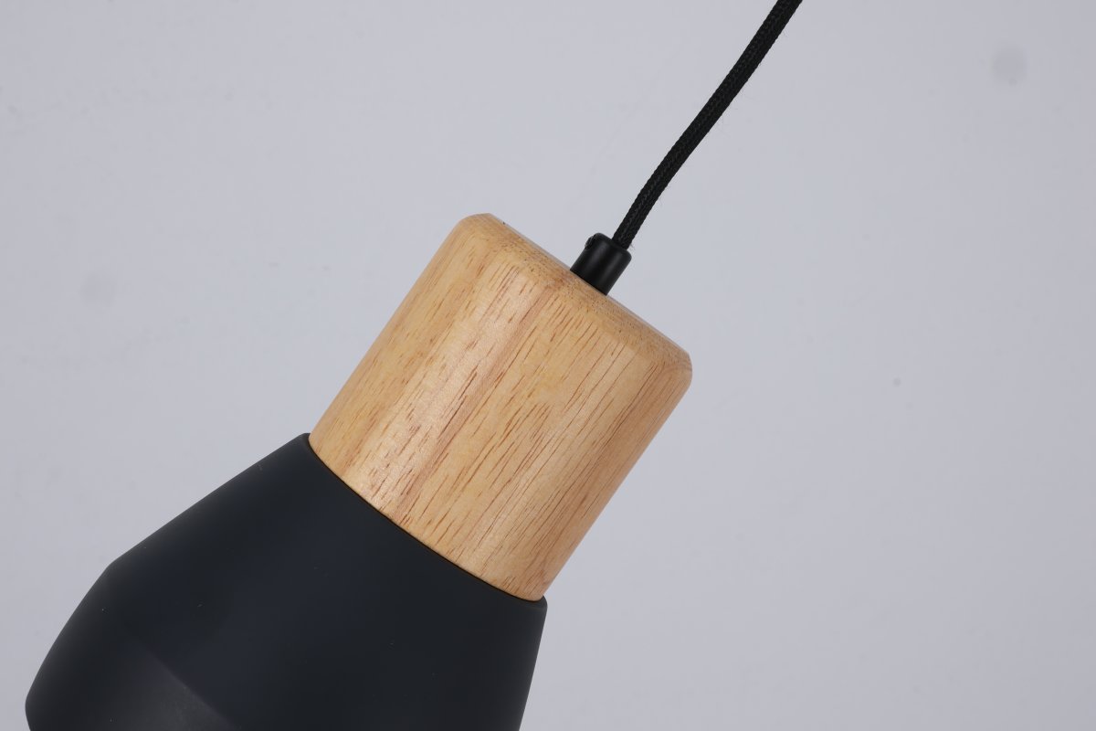 Pepe Ø13 Negro lámpara de ventana De Nordic Lighting - La combinaci&oacute;n de madera y hormig&oacute;n le confiere un aspecto robusto a la vez que c&aacute;lido, mientras que el acabado negro mate le aporta un toque sereno y actual.