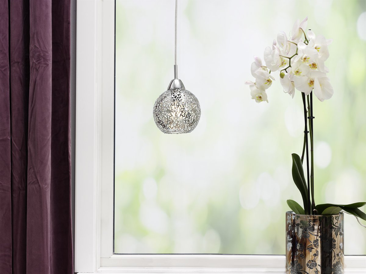 Etsy Ø13 Cromo lámpara de ventana De Cottex - La l&aacute;mpara de ventana de metal de Etsy es una l&aacute;mpara hermosa y detallada que crea un juego de luz &uacute;nico en la habitaci&oacute;n.