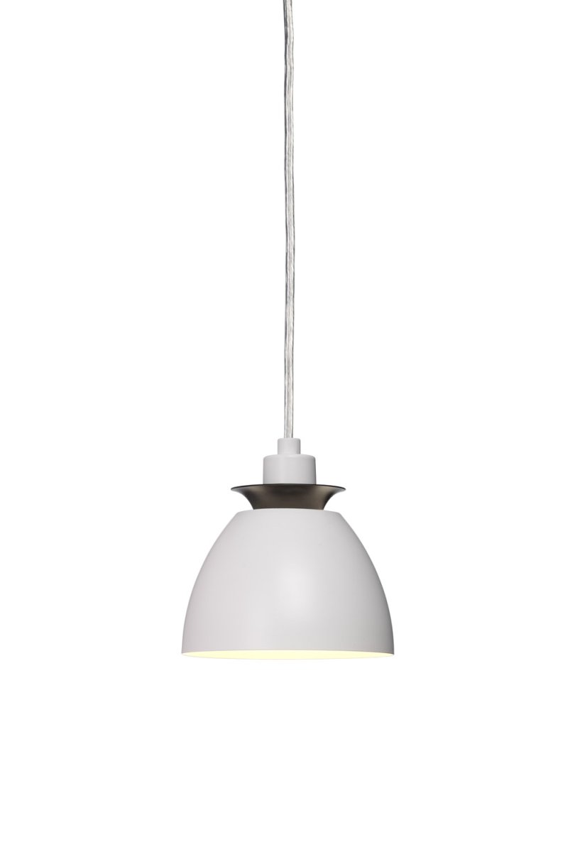 Imagen ampliada de Polo Ø12 Blanco lámpara de ventana De Cottex - La l&aacute;mpara de ventana met&aacute;lica Polo es una l&aacute;mpara elegante y con estilo que transmite una expresi&oacute;n cl&aacute;sica.