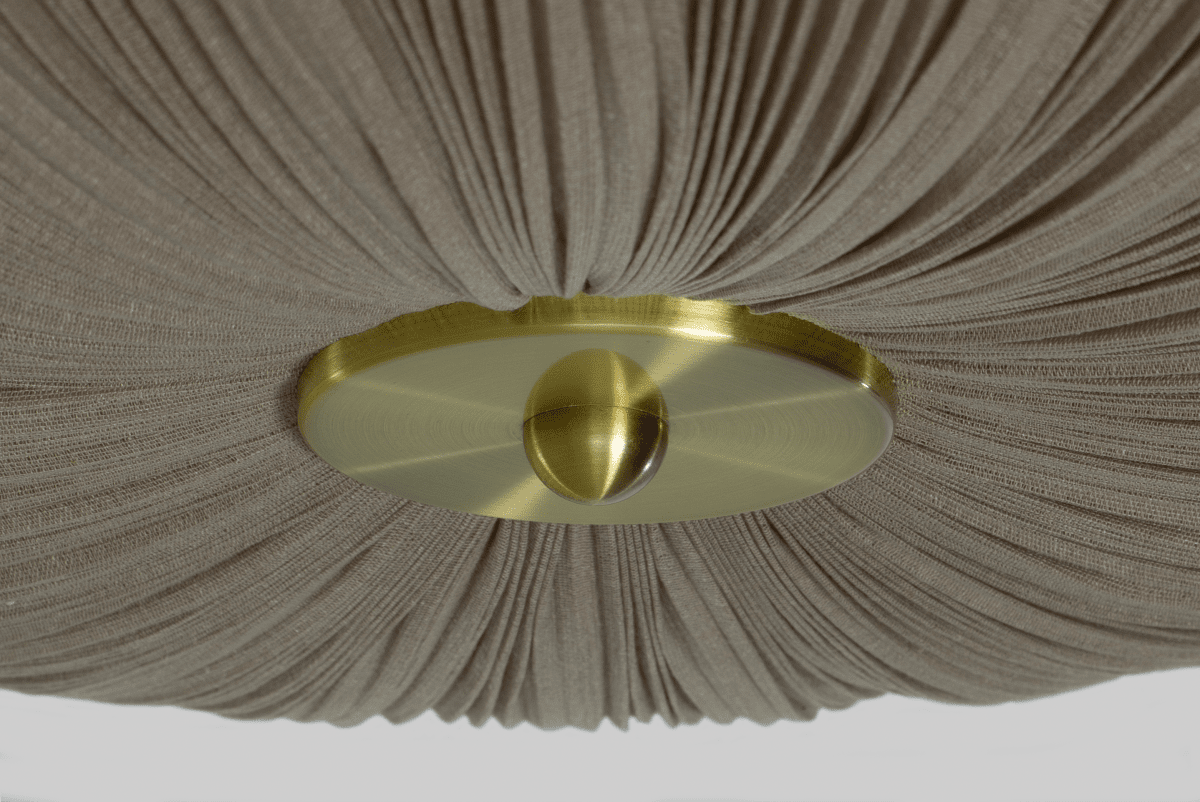 Lady Ø45 Gris plafón De Aneta Lighting - La combinaci&oacute;n del c&aacute;lido verde de la tela y los detalles de lat&oacute;n le confieren un estilo atemporal y sofisticado.