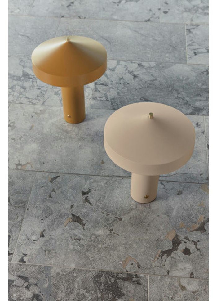 Hatto 40cm Amarillo oscuro lámpara de mesa De OYOY - La lámpara de mesa Hatto es como una pequeña obra de arte que aporta luz y un ambiente único a tu hogar.