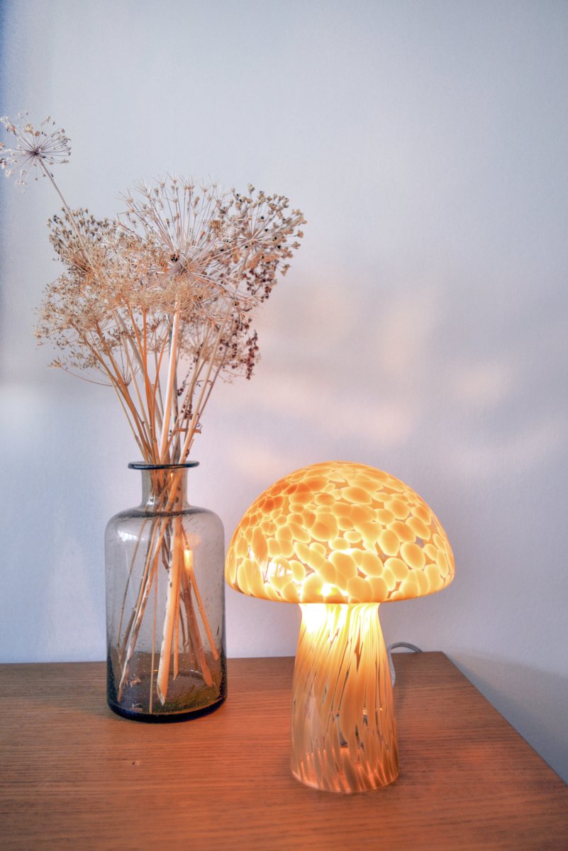 Mushi 30cm Beige lámpara de mesa De Aneta Lighting - Mushi se convertirá rápidamente en una de tus favoritas y puede colocarse en una ventana, en una mesa auxiliar o en un aparador.
