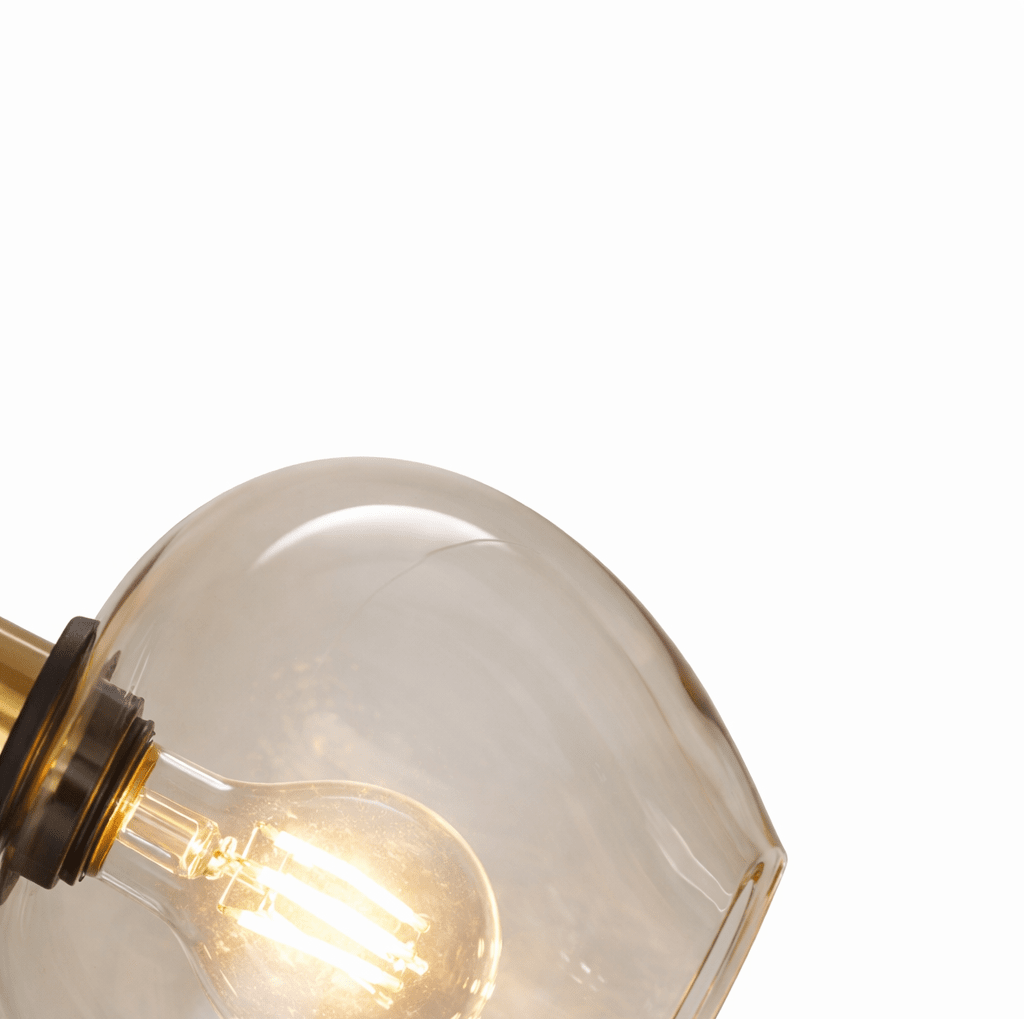 Ariston Ø20 Ámbar lámpara de ventana De Lampan - La pantalla de cristal color &aacute;mbar proporciona una luz c&aacute;lida y agradable, mientras que los detalles en lat&oacute;n cepillado le dan un toque moderno y sofisticado.