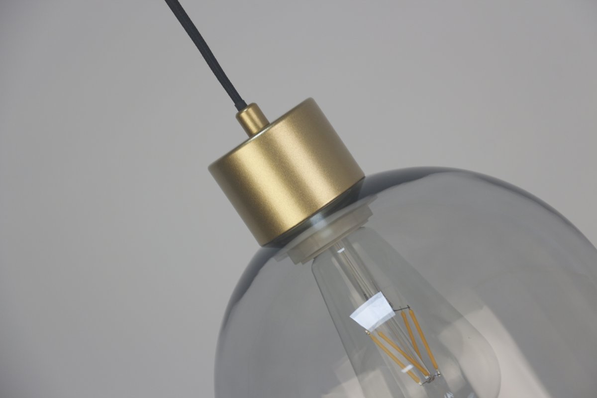 Origo Ø20 De color humo lámpara de ventana De Lampan - La pantalla de cristal ahumado proporciona una luz suave y ambiental, mientras que los detalles en oro mate le dan un toque c&aacute;lido y sofisticado.