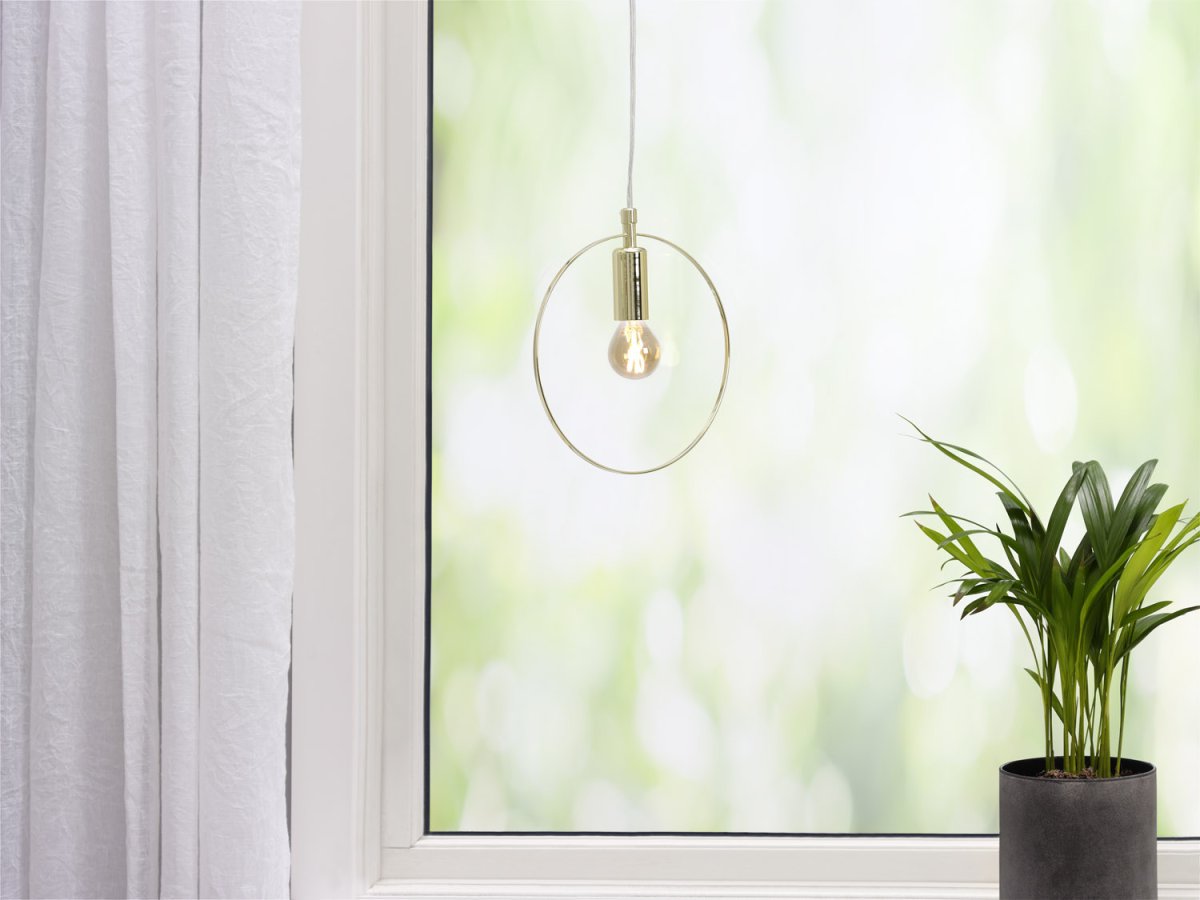 Spartan ringo Ø20 Latón lámpara de ventana De Cottex - La l&aacute;mpara de ventana de metal Spartan Ringo es una l&aacute;mpara minimalista y moderna que a&ntilde;ade un toque de estilo a tu hogar.