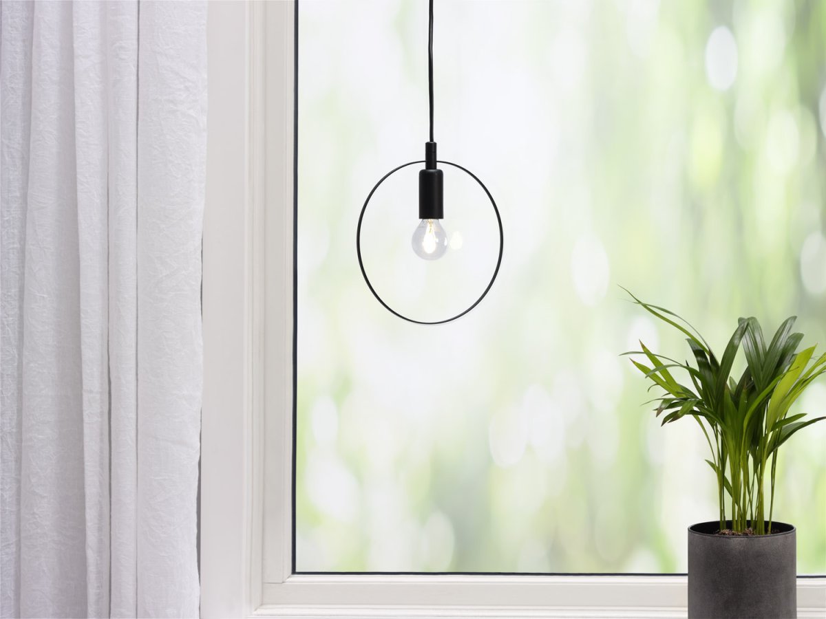 Spartan ringo Ø20 Negro lámpara de ventana De Cottex - La l&aacute;mpara de ventana de metal Spartan Ringo es una l&aacute;mpara minimalista y moderna que a&ntilde;ade un toque de estilo a tu hogar.